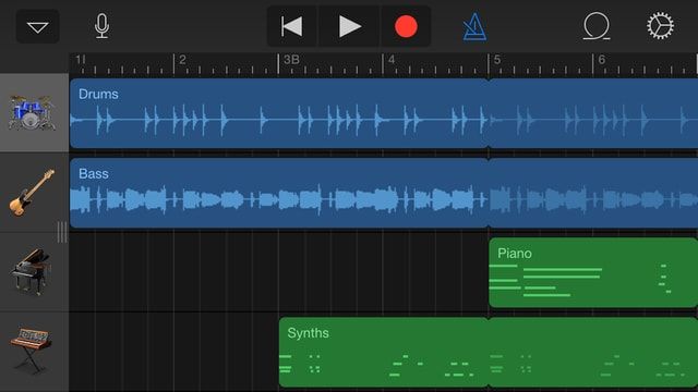 GarageBand 在 iPad 上的多轨混音与乐器演奏界面