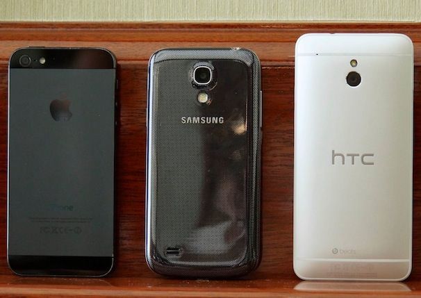 HTC One mini、iPhone 5 以及 Galaxy S4 mini 三车对比