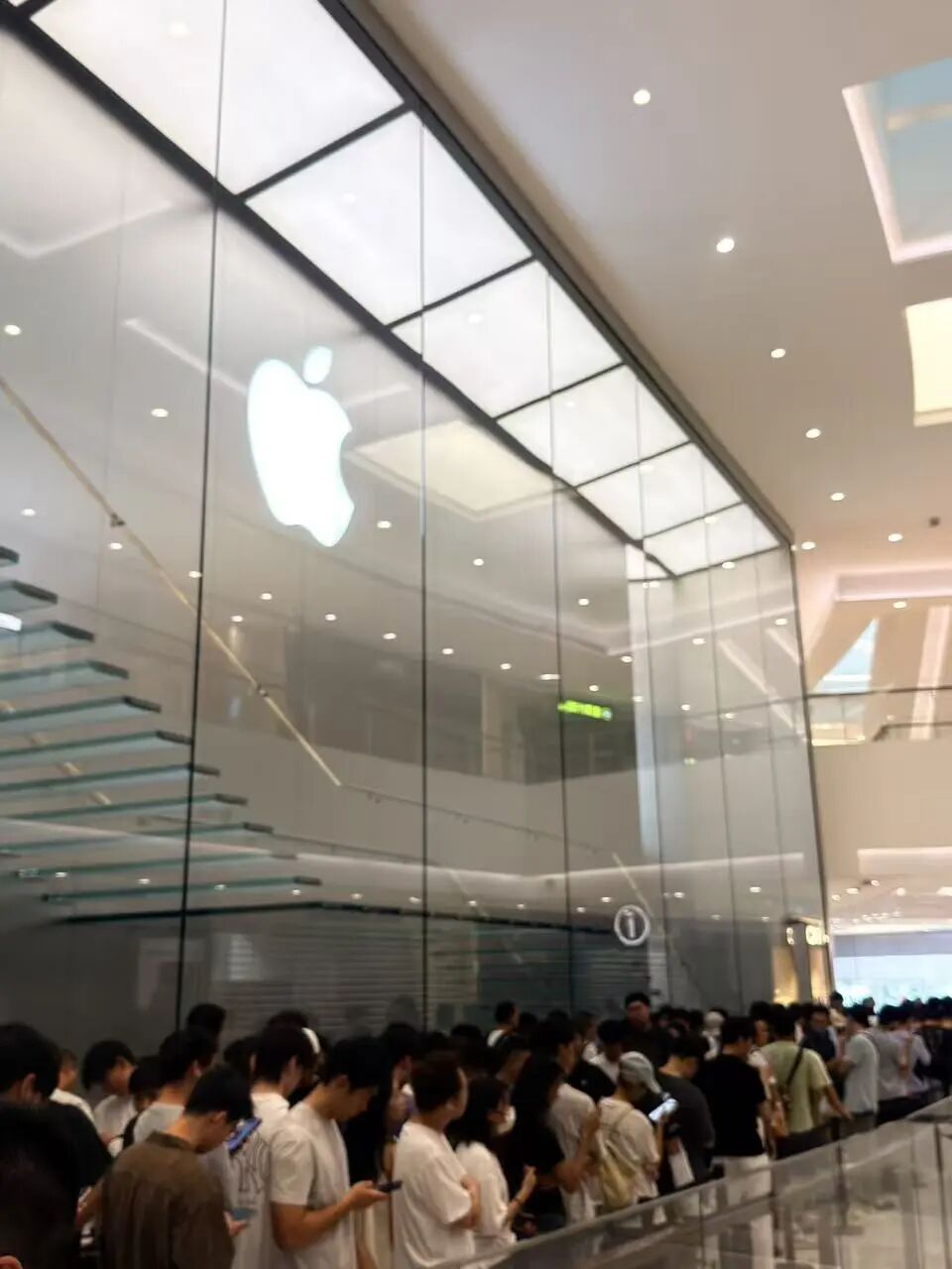 iOS 27 正式版上手：液态玻璃终于能调了，流畅度史诗级提升，国行还独享等了 14 年的调休闹钟