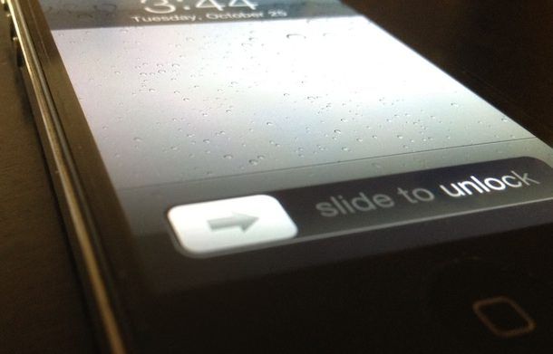 初代 iPhone 经典的滑动解锁界面